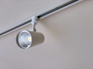 天井に取り付けられたスポットライトの画像